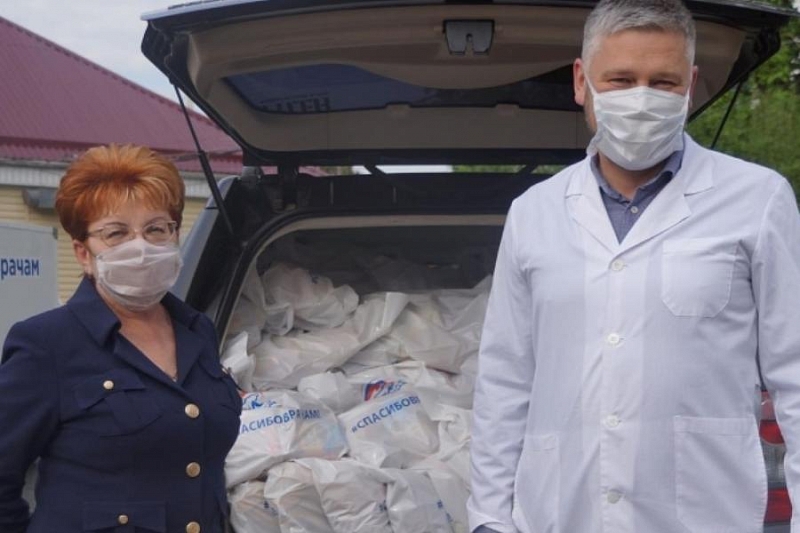 Краснодарские волонтеры доставили медикам чайные наборы