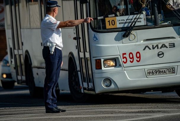 Напавшего на пассажирку маршрутчика отстранили от работы в Краснодаре