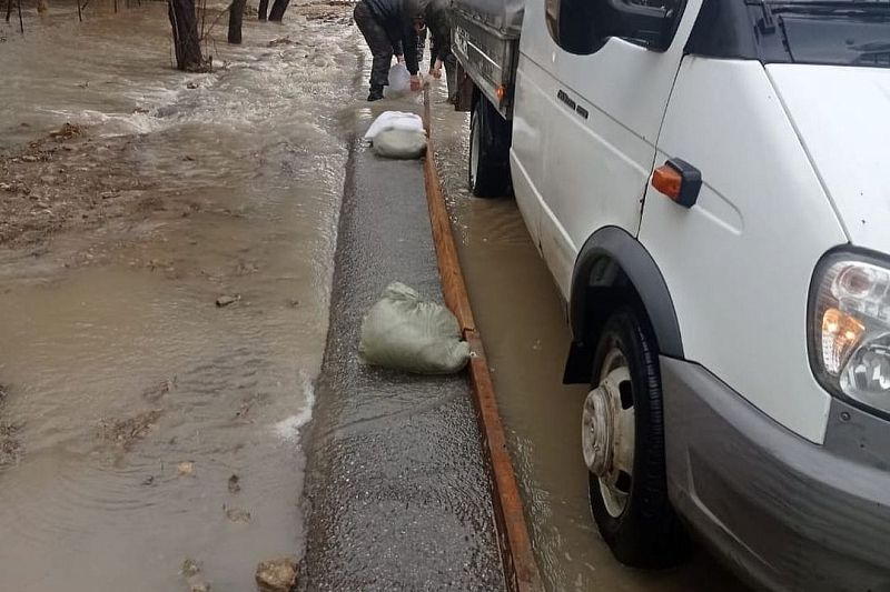 Дороги превратились в реки: поселки Анапы подтопило из-за дождя и таяния снега  
