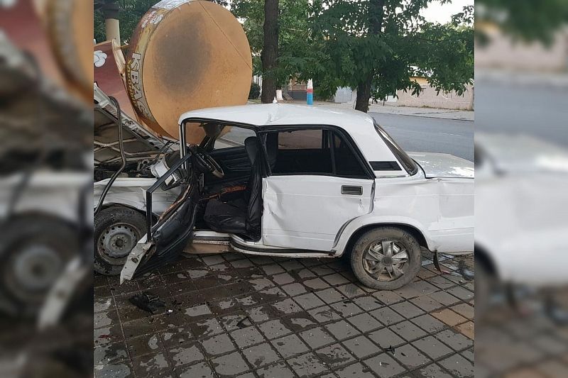 В Краснодарском крае при столкновении двух ВАЗов пострадали два человека