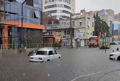 Краснодар плывет после залпового ливня: мэрия отчиталась о работе водооткачивающей техники на улицах города