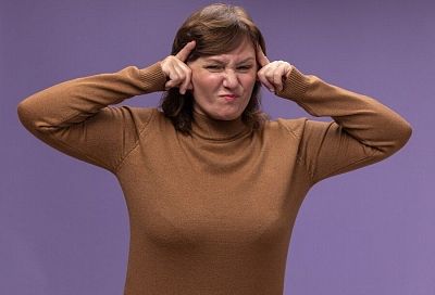 Симптомы, которые вызывают беспокойство: ощущение заложенности в ушах и головная боль — что делать