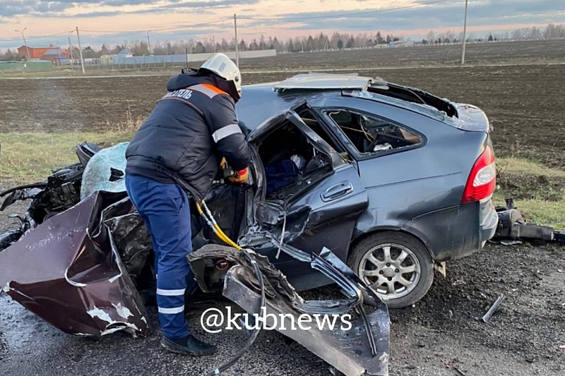 В Краснодарском крае в жестком ДТП с фурой погиб водитель «Приоры»
