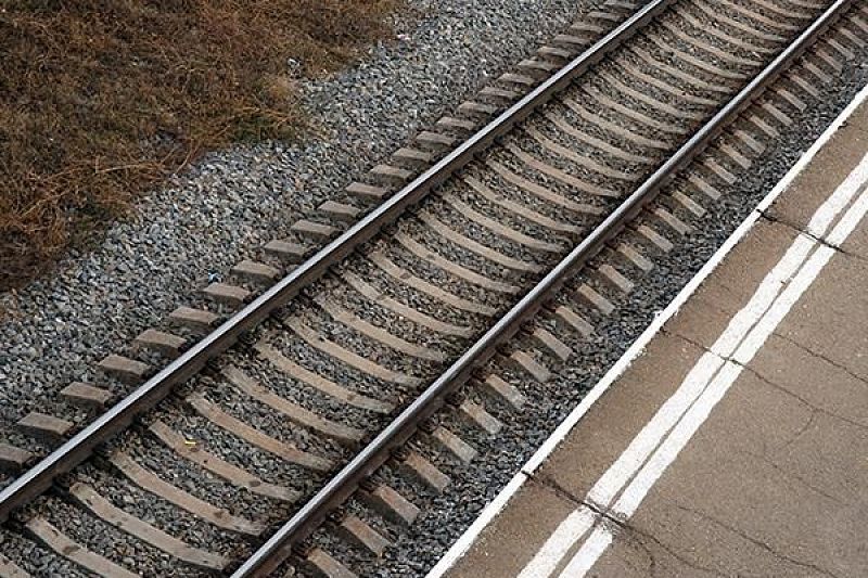 В Краснодаре пассажирский поезд насмерть сбил 22-летнюю девушку