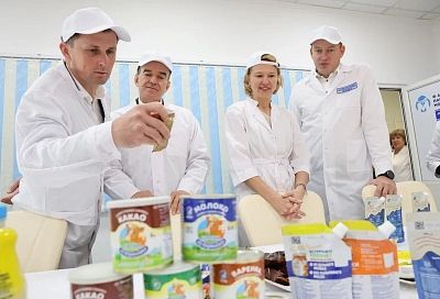 Министр сельского хозяйства РФ Оксана Лут и губернатор Кубани Вениамин Кондратьев посетили Кореновский молочно-консервный комбинат