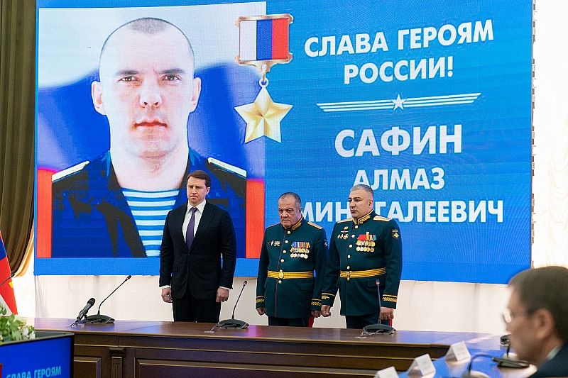 Глава Сочи передал золотую звезду Героя России семье погибшего в спецоперации старшины