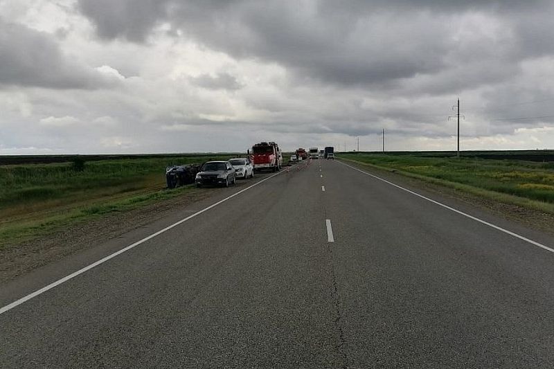 Водитель легковушки врезался в фуру и погиб на трассе в Краснодарском крае