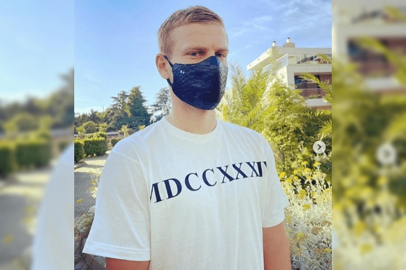 Форвард ФК «Сочи» Кокорин опубликовал фото в маске из крокодиловой кожи за 30 тыс. рублей