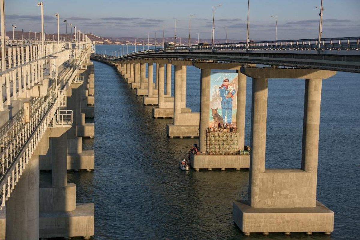 На Крымском мосту художники нарисовали 20-метровый портрет строителя