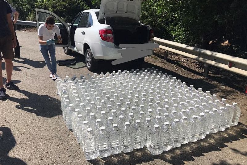 Планировал продавать курортникам: в Горячем Ключе полиция изъяла у водителя 1 тыс. литров этилового спирта