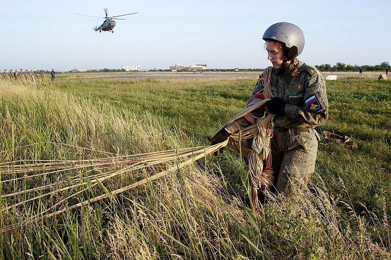 В Краснодаре летчицы-курсанты впервые прыгнули с парашютом
