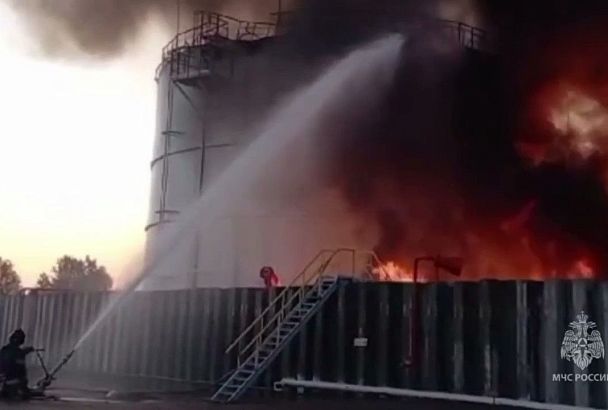 Резервуар с нефтепродуктами загорелся из-за атаки дронов в Ростовской области 