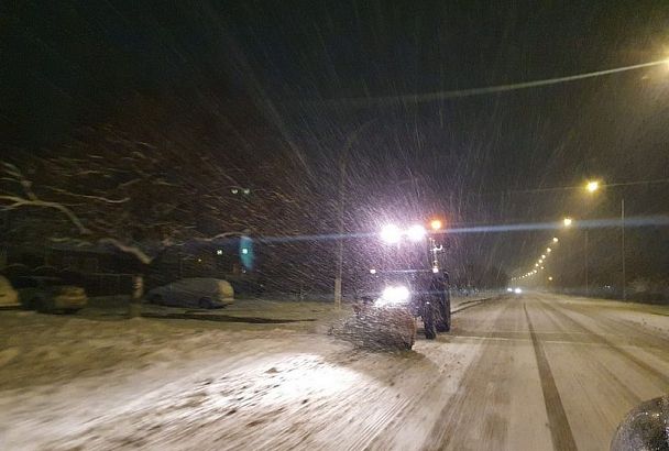 Около 150 комбинированных машин расчищают от снега дороги Краснодарского края 