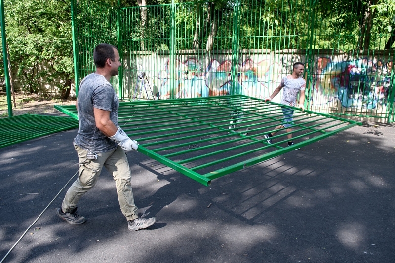 По улице Российской в Краснодаре реконструируют 50-летнюю спортплощадку