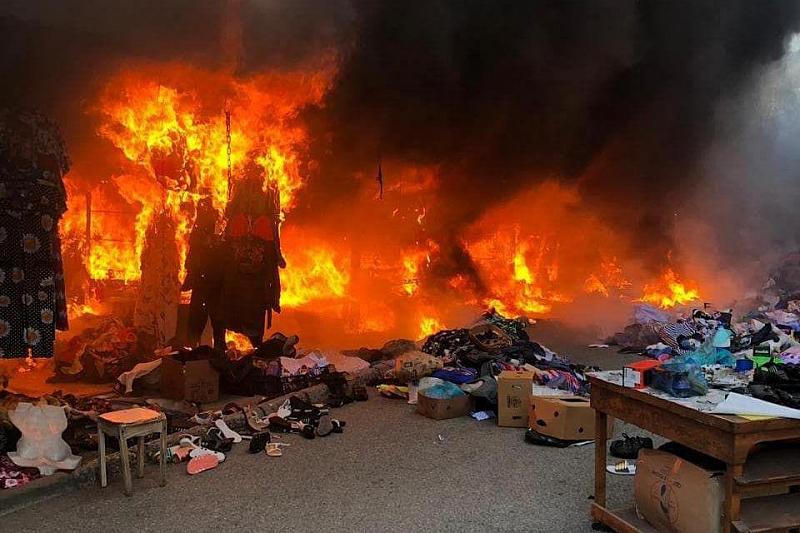 Из-за пожара на центральном рынке Геленджика полиция эвакуировала тысячу человек