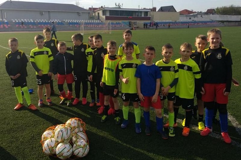 Группа Компаний «ЭФКО» подарила юным футболистам мячи
