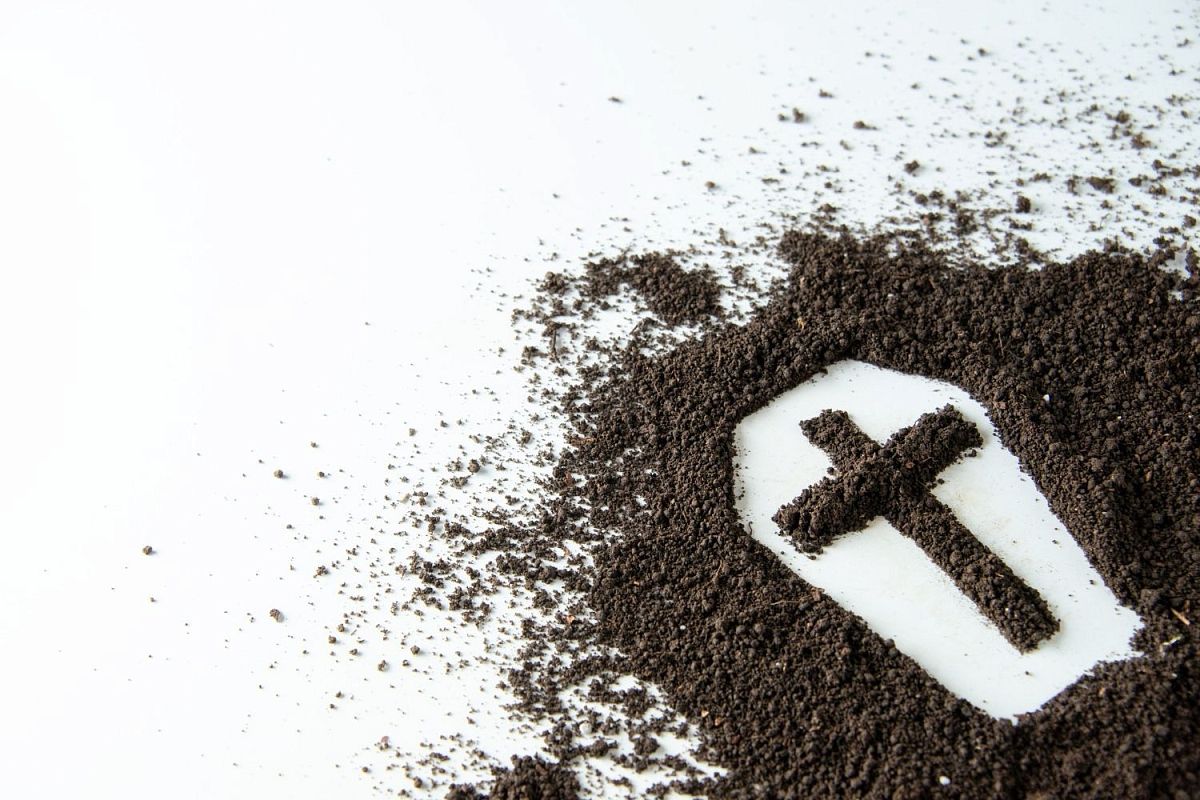 Депутат предложил продлить срок на получение пособия на погребение до одного года