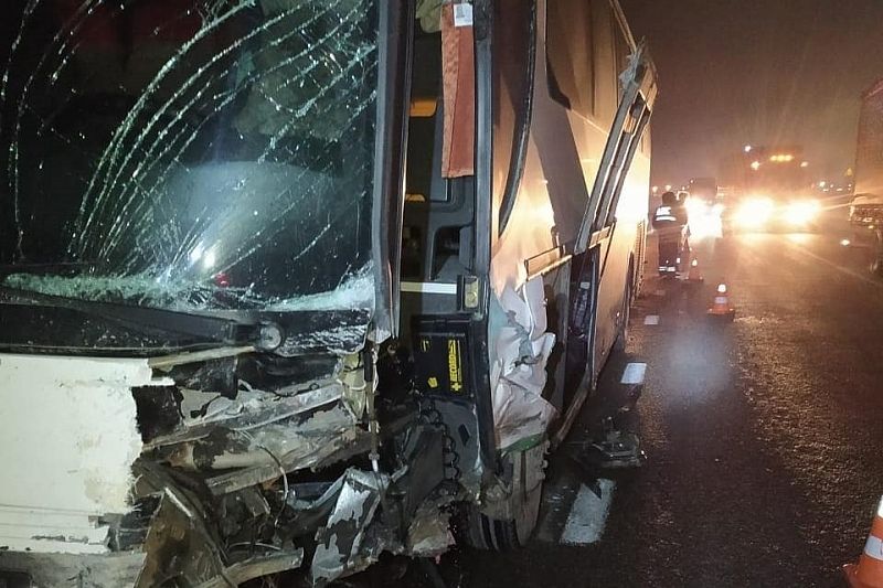 В жестком ДТП с рейсовым автобусом погиб водитель иномарки