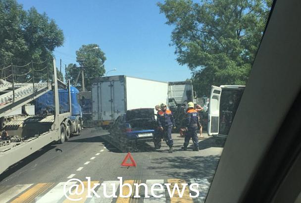 В Новороссийске столкнулись 2 грузовика и легковушка. Есть пострадавшие