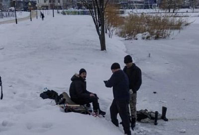Несколько человек гуляли по замерзшему озеру и провалились под лед. Один из них утонул