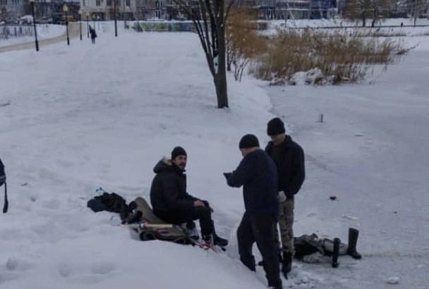 Несколько человек гуляли по замерзшему озеру и провалились под лед. Один из них утонул