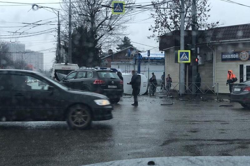 В Краснодаре во время ДТП перевернулся автомобиль «скорой помощи» (видео)