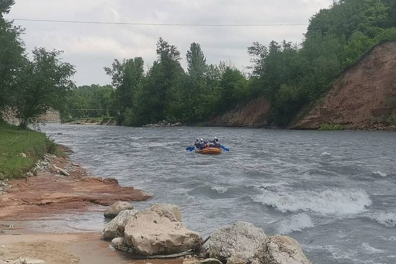 Упавший 8 мая в горную реку в Адыгее турист до сих пор не найден