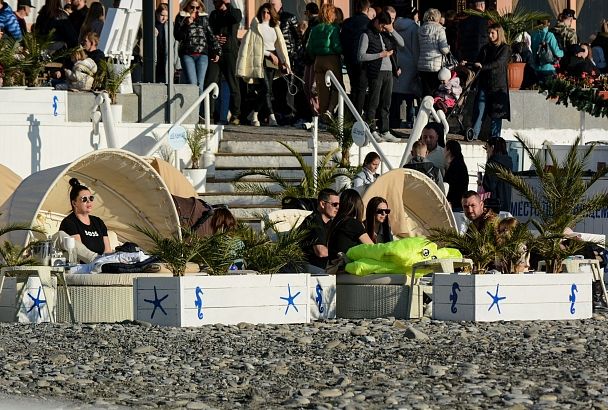 Более 300 тыс. человек ежемесячно посещают зимние пляжи в Сочи