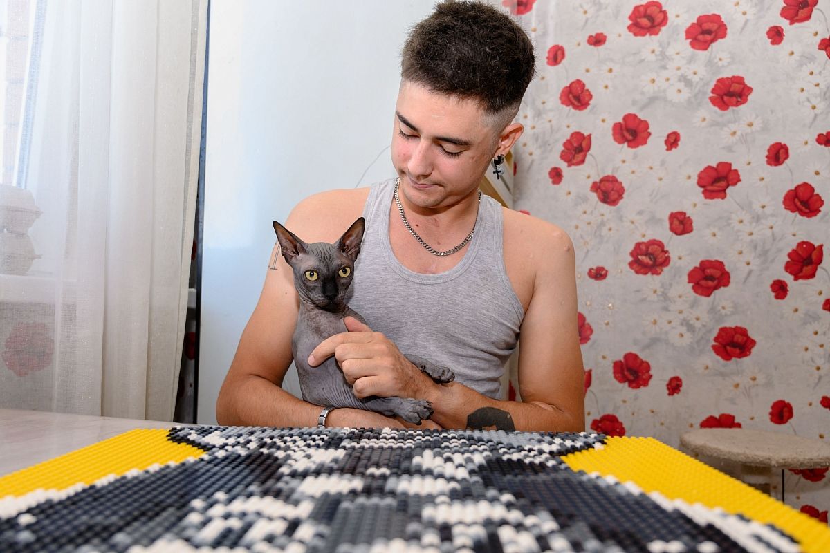 Серый бесшерстый кот стал настоящим другом и источником позитивных эмоций. Серый бесшерстый кот стал настоящим другом и источником позитивных эмоций.