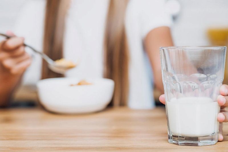 Пить или не пить: медики рассказали о пользе и вреде молока