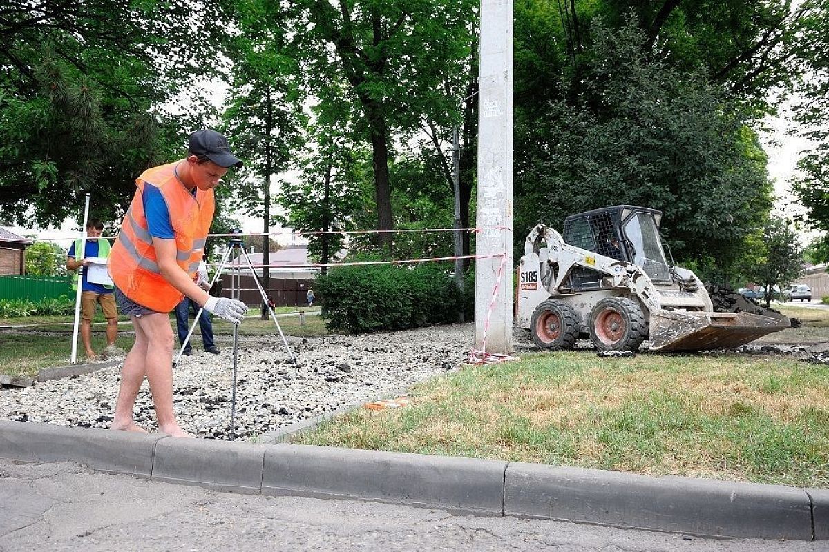 В центре Краснодара начали благоустраивать бульвар «Офицерский»