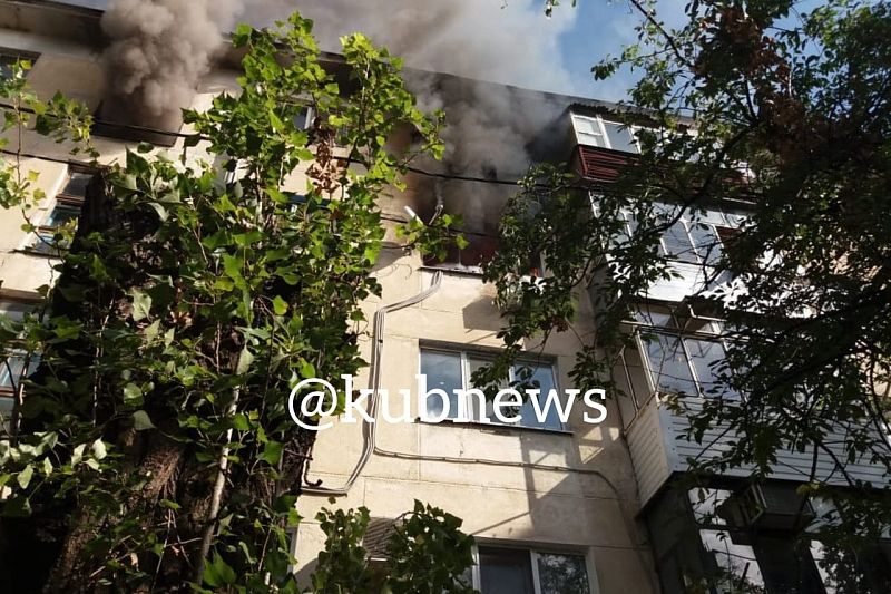 15 человек эвакуировали из многоэтажки из-за пожара в квартире