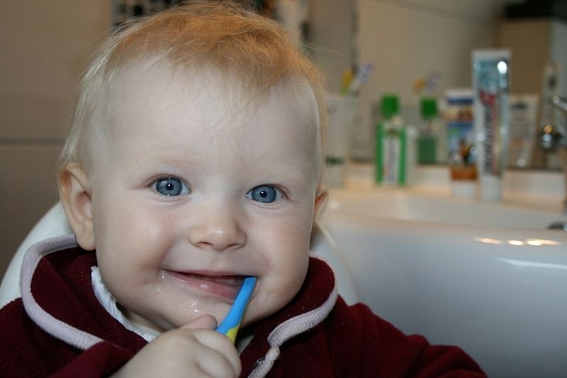 Не только вкусная, но и полезная: как правильно выбрать зубную пасту для малыша