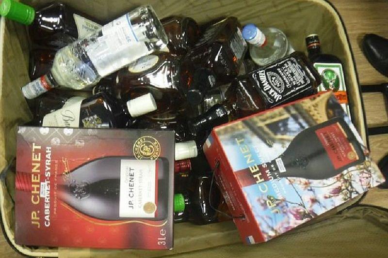Чемодан виски и бренди: в Сочи на границе с Абхазией задержали контрабандиста
