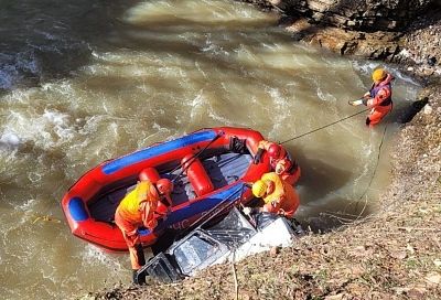 Автомобиль с пассажирами съехал в горную реку под Майкопом: погибли два человека