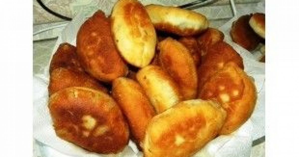 Картофельные пирожки с капустой. Пирожки с квашеной капустой. Пирожки с квашеной капустой жареные. Пирожки с кислой капустой. Картофельные пирожки с капустой жареные на сковороде.