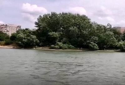 Пыталась переплыть реку: в Краснодаре спасатели вытащили из воды пьяную женщину