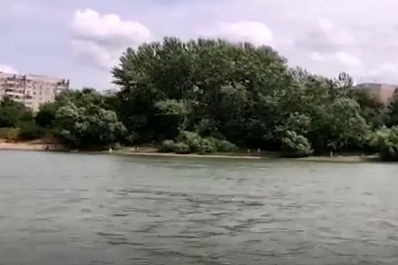 Пыталась переплыть реку: в Краснодаре спасатели вытащили из воды пьяную женщину