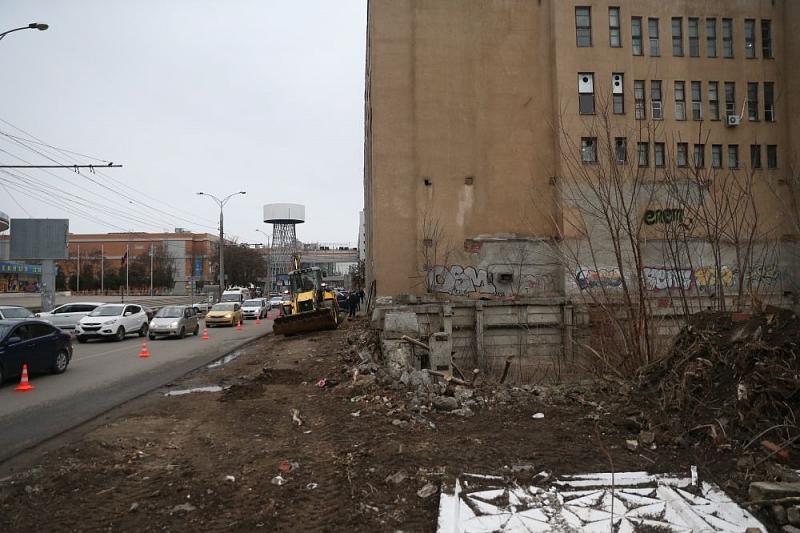 В центре Краснодара снесли забор и восстанавливают тротуар