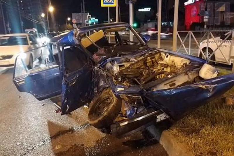 В Краснодаре 19-летний водитель «семерки» столкнулся с микроавтобусом. Есть пострадавший