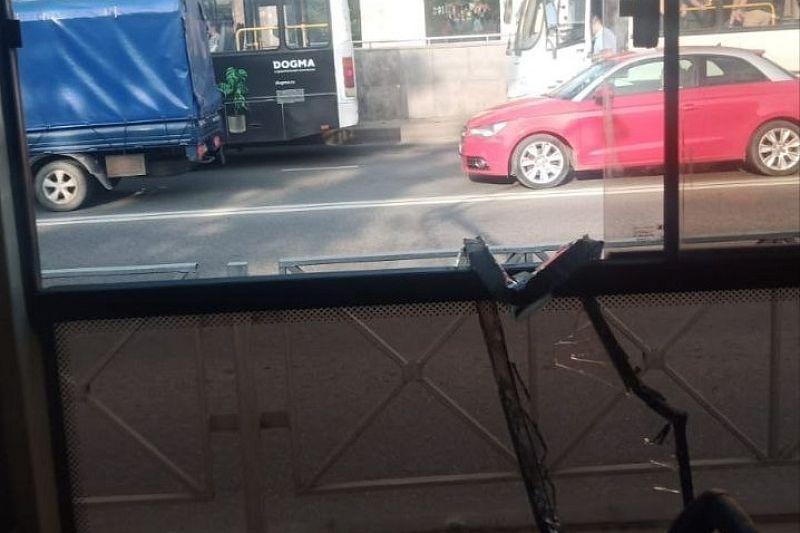 В проезжающем трамвае треснуло стекло из-за хлопка газа в многоэтажке по ул. Клинической в Краснодаре