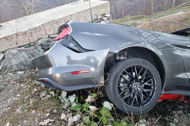 Водитель на Ford Mustang сбил девушку в обрыв в Сочи