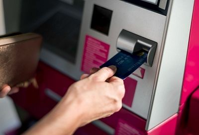 Мошенники стали звонить в банки, чтобы заблокировать чужие карты