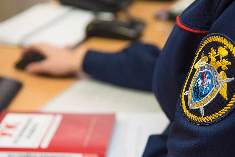 В Краснодаре трое мужчин под видом сотрудников наркоконтроля вымогали у матери подростка 600 тыс. рублей