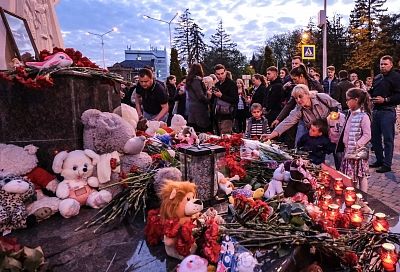 В Краснодаре почтили память погибших в Казани учеников и учителей