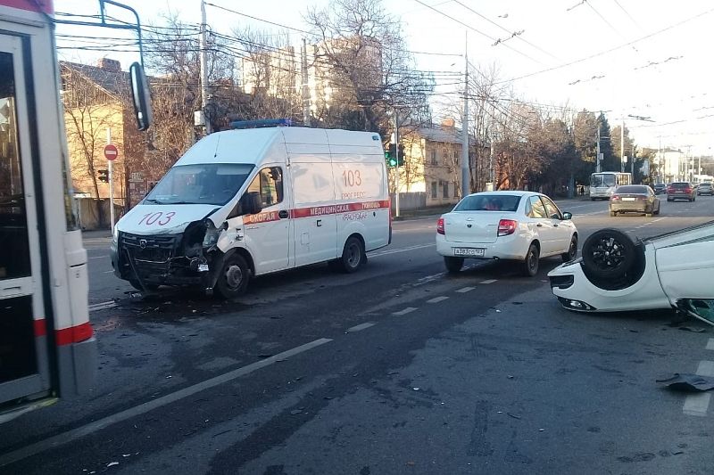 В Краснодаре «Лада Гранта» опрокинулась после столкновения с машиной скорой помощи
