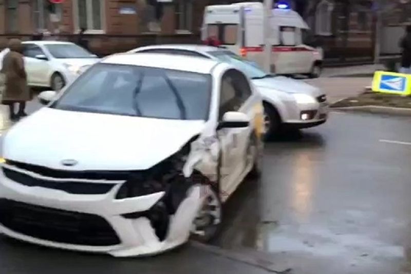 Снес светофор, врезался в здание: два автомобиля такси столкнулись на перекрестке в Краснодаре