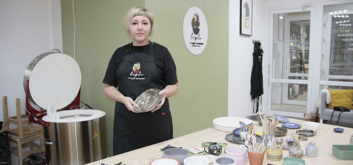 Самозанятая Яна Квасникова недавно открыла первую в Тихорецком районе студию керамики.