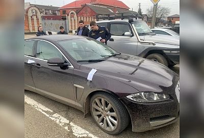 Приставы арестовали Jaguar жителя Кубани за долги по кредитам и штрафам в 30 млн рублей
