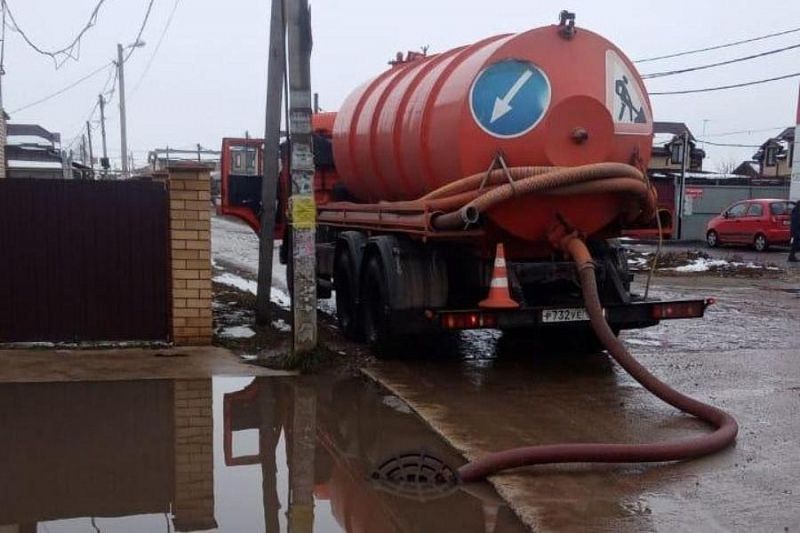 Последствия сильных дождей ликвидируют на улицах Краснодара
